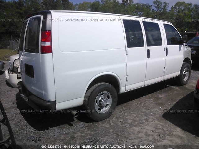 1GCWGAFF7H1216960 - 2017 CHEVROLET EXPRESS G2500  WHITE photo 4