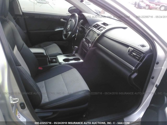 4T1BF1FK8EU849732 - 2014 TOYOTA CAMRY L/SE/LE/XLE 银色 照片 5