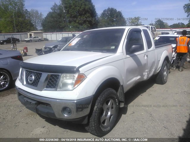 1N6AD06W37C462370 - 2007 NISSAN FRONTIER KING CAB LE/SE/OFF ROAD WHITE photo 2