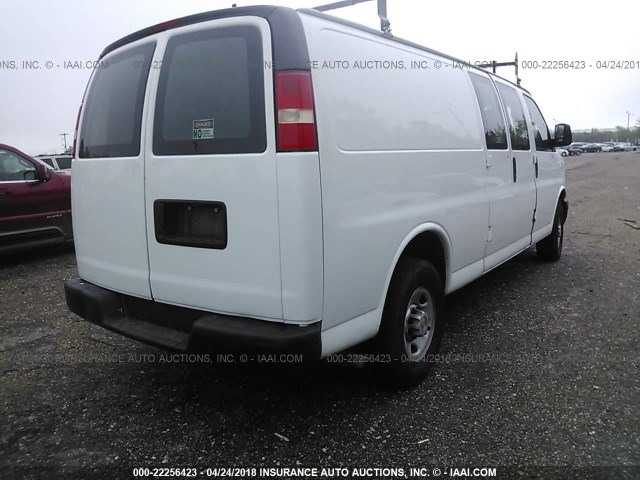 1GCGG29C181162292 - 2008 CHEVROLET EXPRESS G2500  WHITE photo 4