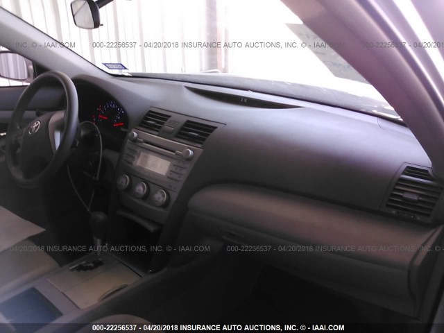 4T4BF3EK2BR166908 - 2011 TOYOTA CAMRY SE/LE/XLE SILVER photo 5