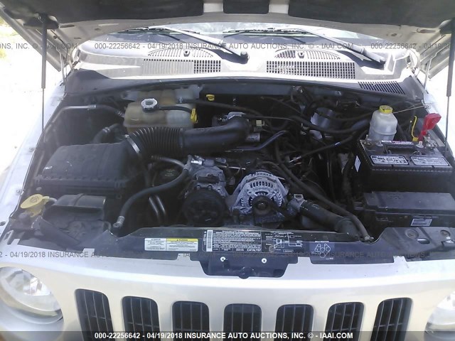 1J4GL38K15W682804 - 2005 JEEP LIBERTY RENEGADE SILVER photo 10