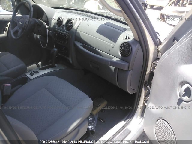 1J4GL38K15W682804 - 2005 JEEP LIBERTY RENEGADE SILVER photo 5