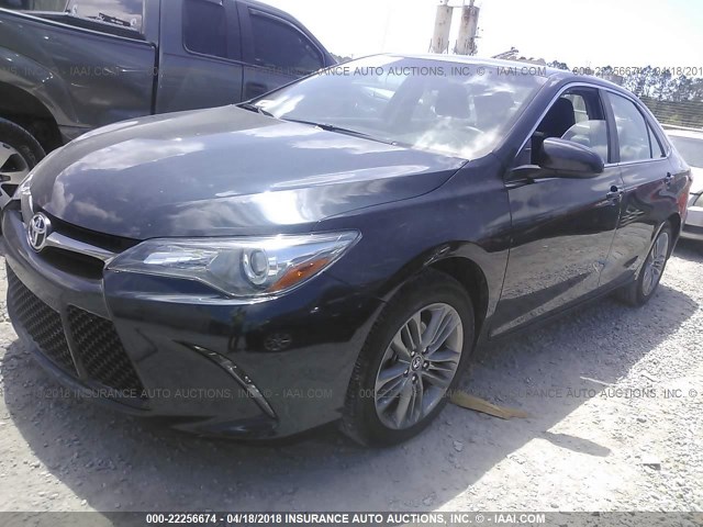 4T1BF1FK8HU377875 - 2017 TOYOTA CAMRY LE/XLE/SE/XSE BLACK photo 2