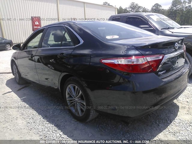 4T1BF1FK8HU377875 - 2017 TOYOTA CAMRY LE/XLE/SE/XSE BLACK photo 3