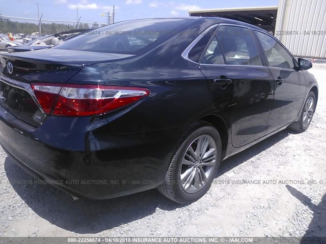 4T1BF1FK8HU377875 - 2017 TOYOTA CAMRY LE/XLE/SE/XSE BLACK photo 4
