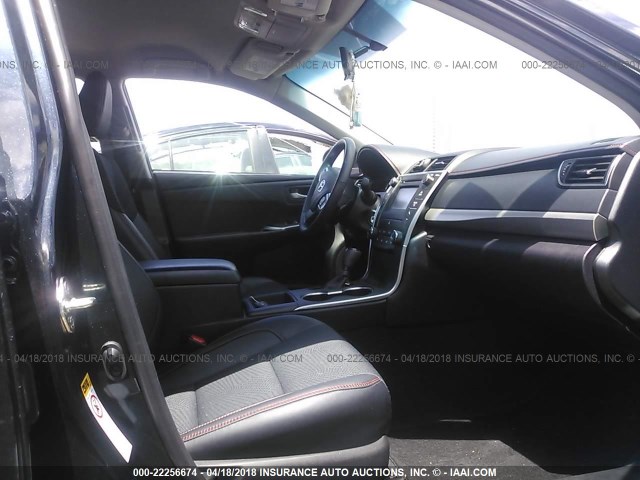 4T1BF1FK8HU377875 - 2017 TOYOTA CAMRY LE/XLE/SE/XSE BLACK photo 5