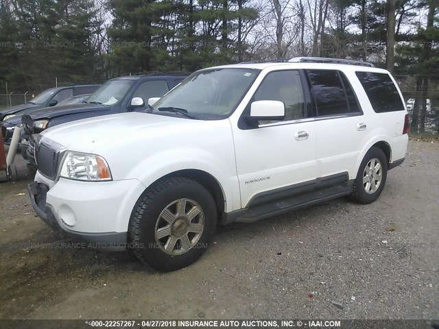 5LMFU28R94LJ33074 - 2004 LINCOLN NAVIGATOR Weiß Foto 2