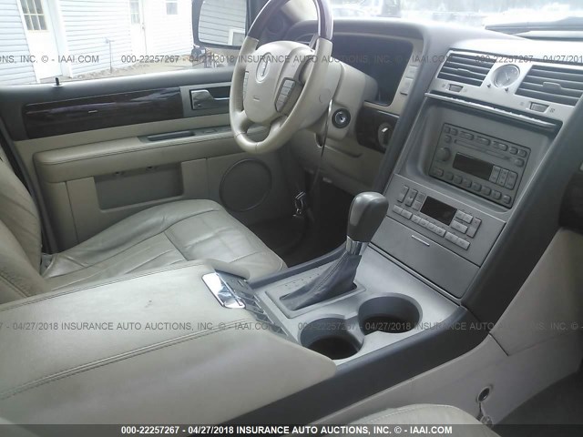 5LMFU28R94LJ33074 - 2004 LINCOLN NAVIGATOR Weiß Foto 5