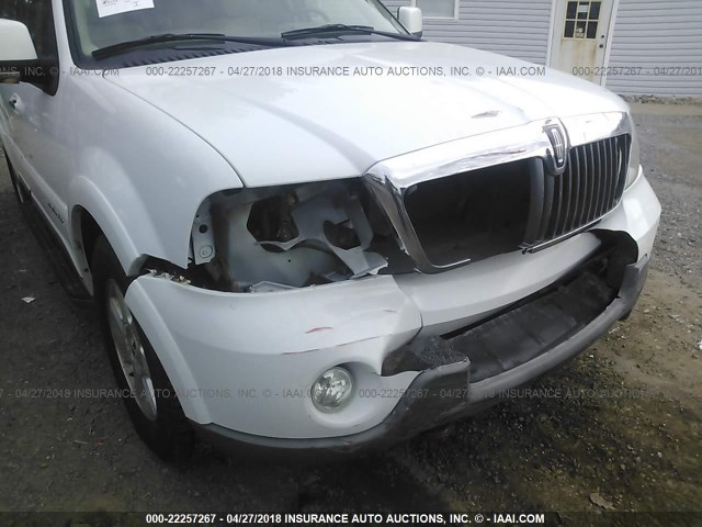 5LMFU28R94LJ33074 - 2004 LINCOLN NAVIGATOR Weiß Foto 6