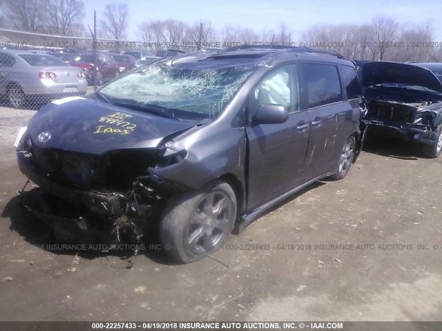 5TDXZ3DC1HS848472 - 2017 TOYOTA SIENNA SE GRAY photo 2