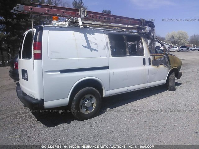 1GCGG25C291173146 - 2009 CHEVROLET EXPRESS G2500  WHITE photo 4