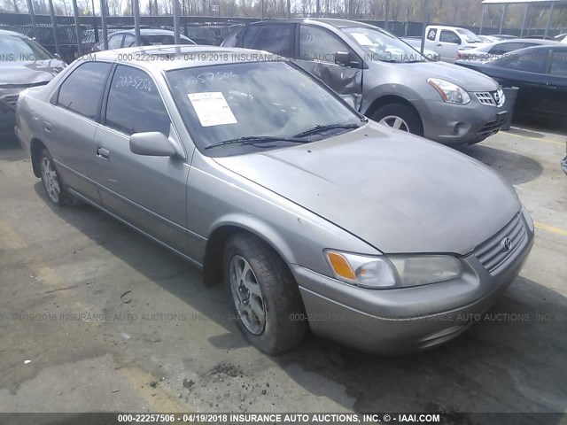 JT2BF28K1X0188913 - 1999 TOYOTA CAMRY LE/XLE GRAY photo 1