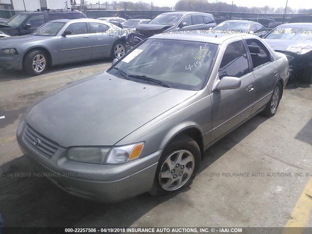 JT2BF28K1X0188913 - 1999 TOYOTA CAMRY LE/XLE GRAY photo 2