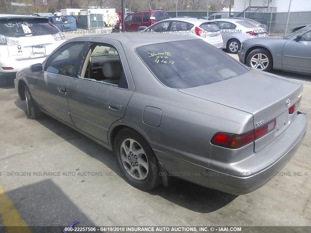 JT2BF28K1X0188913 - 1999 TOYOTA CAMRY LE/XLE GRAY photo 3