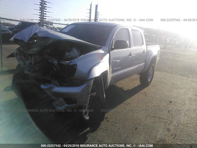 3TMLU4EN6CM089698 - 2012 TOYOTA TACOMA DOUBLE CAB SILVER photo 2