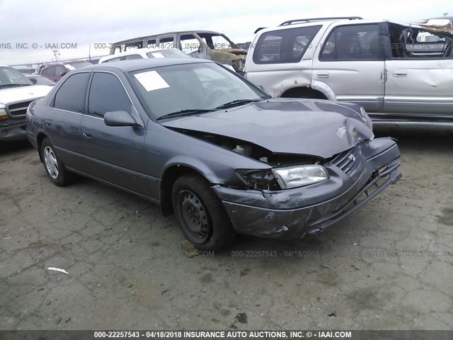 JT2BF22K0W0108654 - 1998 TOYOTA CAMRY CE/LE/XLE GRAY photo 1