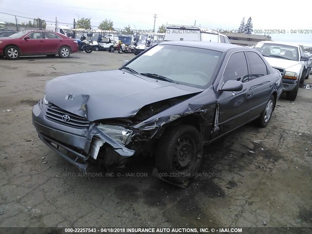JT2BF22K0W0108654 - 1998 TOYOTA CAMRY CE/LE/XLE GRAY photo 2