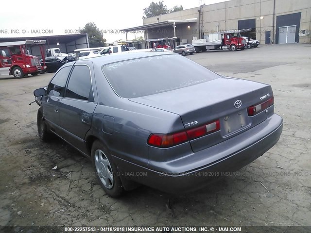 JT2BF22K0W0108654 - 1998 TOYOTA CAMRY CE/LE/XLE GRAY photo 3