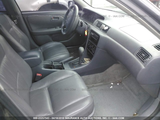 JT2BF22K0W0108654 - 1998 TOYOTA CAMRY CE/LE/XLE GRAY photo 5