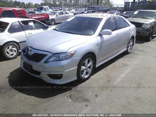 4T1BF3EK0BU613603 - 2011 TOYOTA CAMRY SE/LE/XLE SILVER photo 2