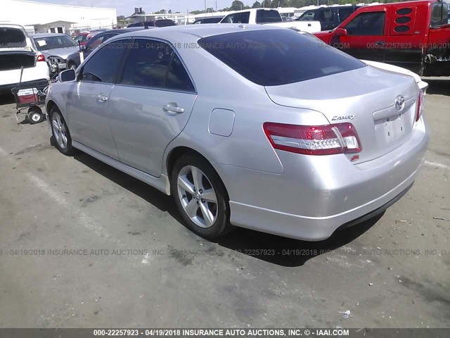 4T1BF3EK0BU613603 - 2011 TOYOTA CAMRY SE/LE/XLE SILVER photo 3