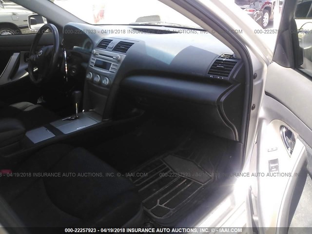 4T1BF3EK0BU613603 - 2011 TOYOTA CAMRY SE/LE/XLE SILVER photo 5