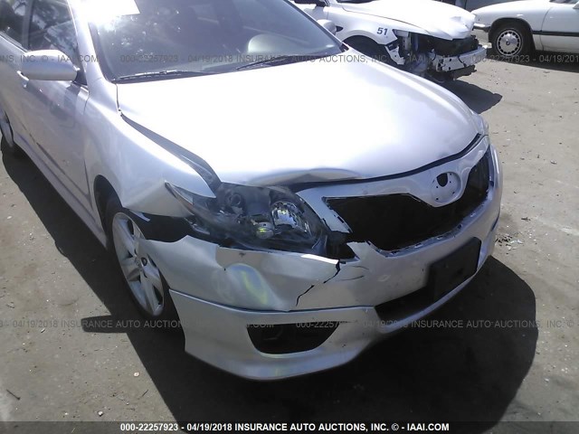 4T1BF3EK0BU613603 - 2011 TOYOTA CAMRY SE/LE/XLE SILVER photo 6
