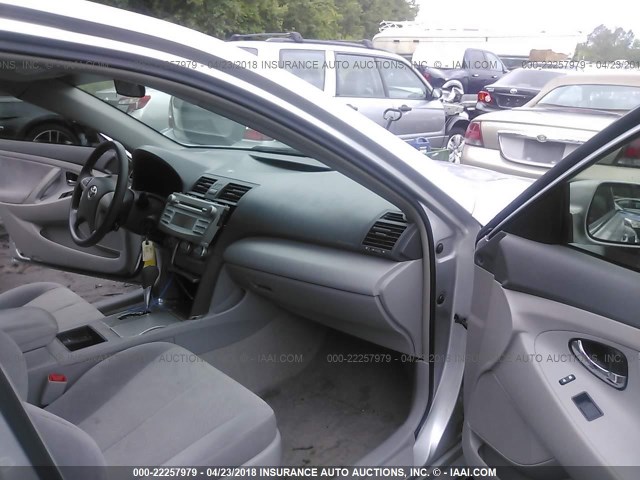 4T1BE46K29U378767 - 2009 TOYOTA CAMRY SE/LE/XLE SILVER photo 5