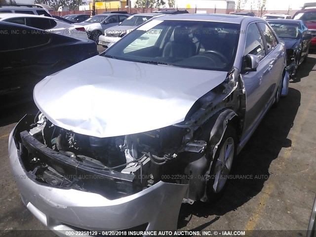 4T1BF1FKXCU021534 - 2012 TOYOTA CAMRY SE/LE/XLE GRAY photo 2