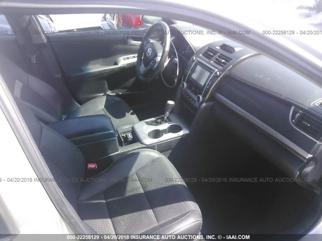 4T1BF1FKXCU021534 - 2012 TOYOTA CAMRY SE/LE/XLE GRAY photo 5