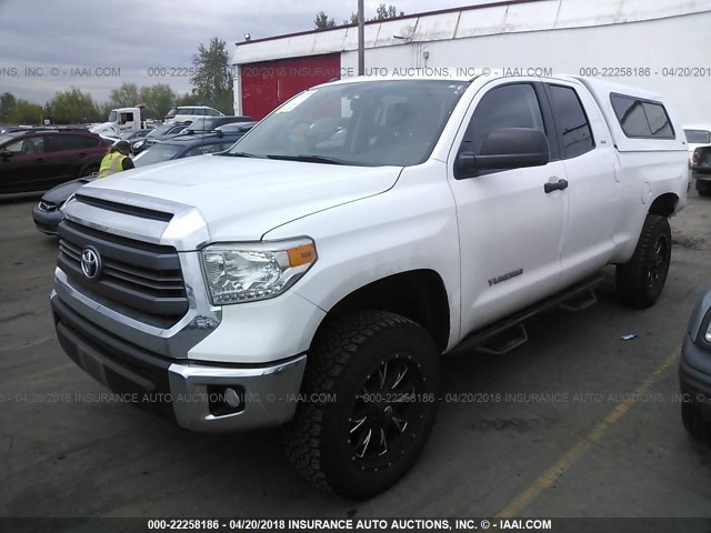 5TFUM5F18EX052199 - 2014 TOYOTA TUNDRA DOUBLE CAB SR/SR5 WHITE photo 2