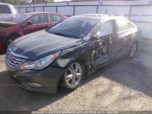 5NPEC4AC0BH034099 - 2011 HYUNDAI SONATA SE/LIMITED GRAY photo 2