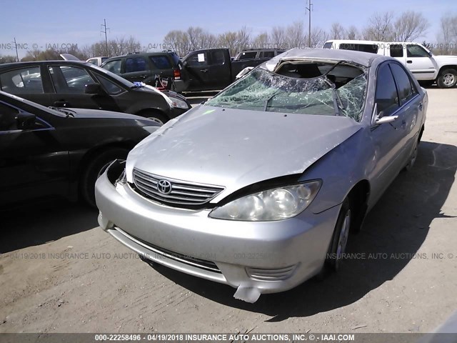 4T1BE32K86U145763 - 2006 TOYOTA CAMRY LE/XLE/SE ვერცხლისფერი ფოტო 2