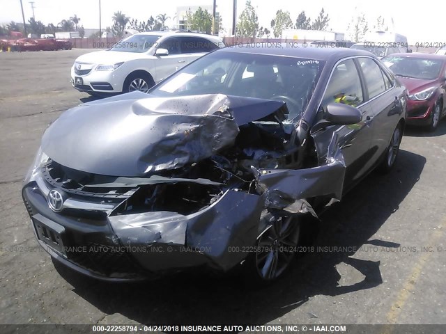 4T1BF1FK5FU872838 - 2015 TOYOTA CAMRY LE/XLE/SE/XSE ნაცრისფერი ფოტო 2