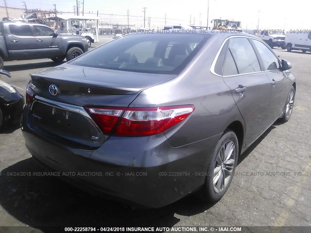 4T1BF1FK5FU872838 - 2015 TOYOTA CAMRY LE/XLE/SE/XSE ნაცრისფერი ფოტო 4