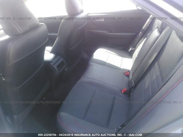 4T1BF1FK5FU872838 - 2015 TOYOTA CAMRY LE/XLE/SE/XSE ნაცრისფერი ფოტო 8