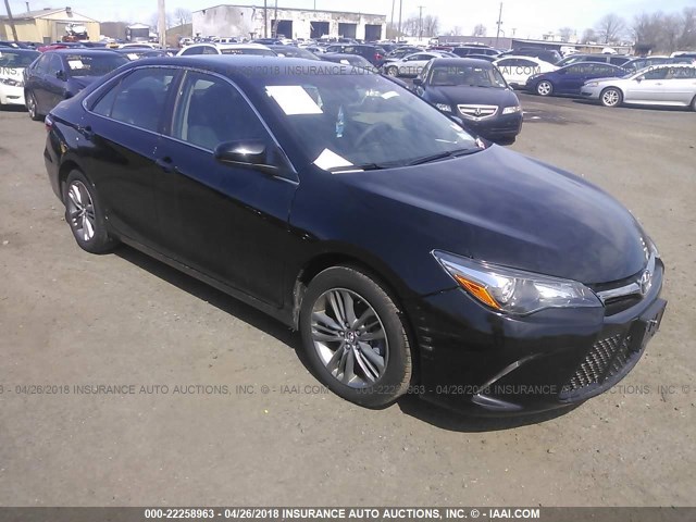 4T1BF1FK8HU407215 - 2017 TOYOTA CAMRY LE/XLE/SE/XSE შავი ფოტო 1