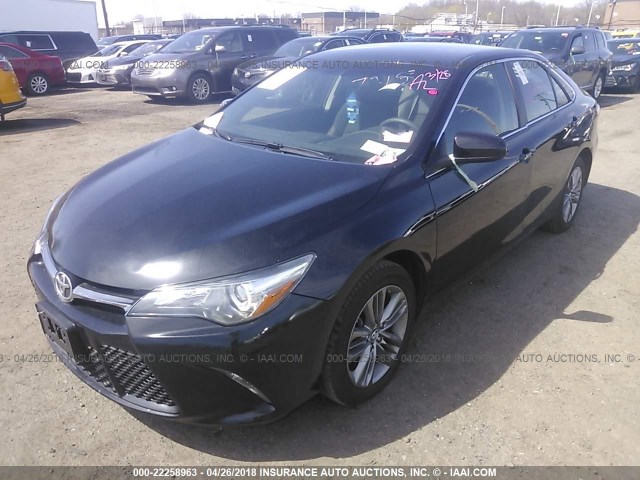 4T1BF1FK8HU407215 - 2017 TOYOTA CAMRY LE/XLE/SE/XSE შავი ფოტო 2