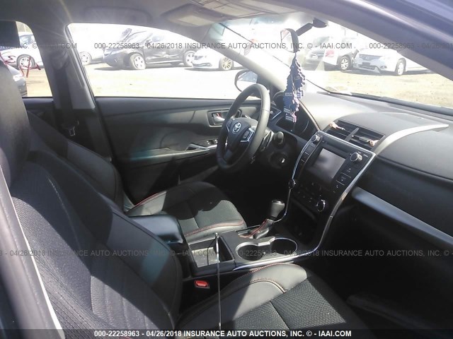 4T1BF1FK8HU407215 - 2017 TOYOTA CAMRY LE/XLE/SE/XSE შავი ფოტო 5