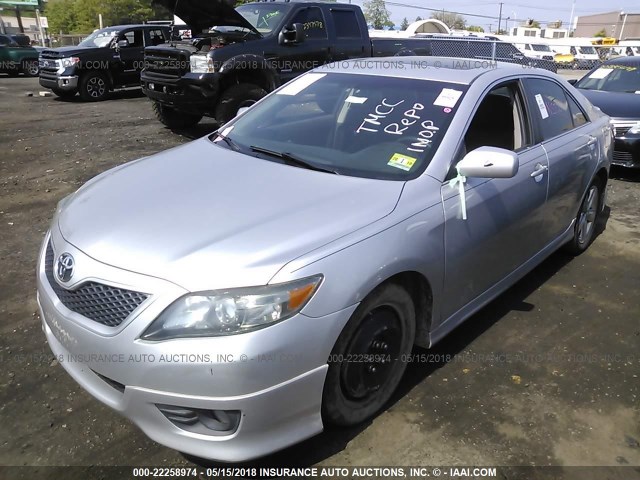 4T1BF3EK4BU172381 - 2011 TOYOTA CAMRY SE/LE/XLE Күміс фото 2
