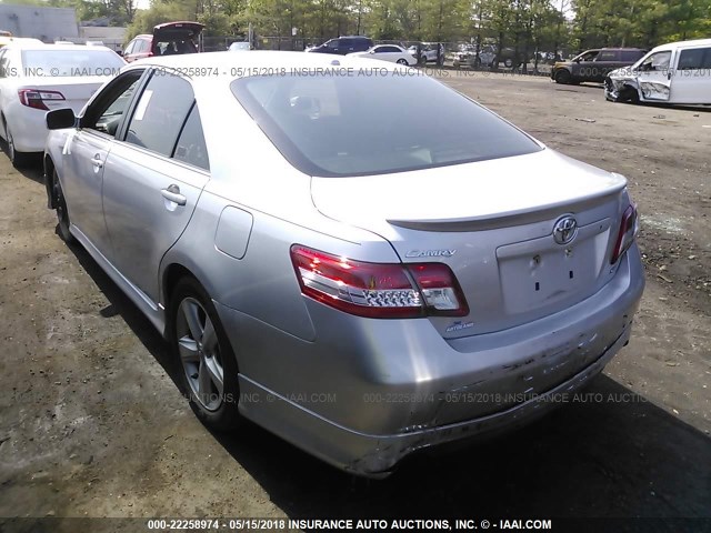 4T1BF3EK4BU172381 - 2011 TOYOTA CAMRY SE/LE/XLE Күміс фото 3