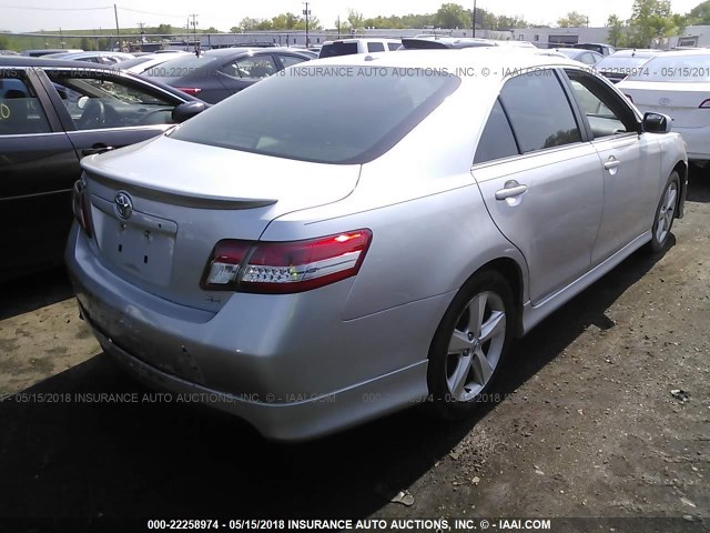 4T1BF3EK4BU172381 - 2011 TOYOTA CAMRY SE/LE/XLE Күміс фото 4