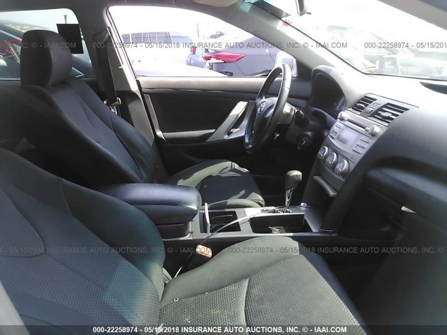 4T1BF3EK4BU172381 - 2011 TOYOTA CAMRY SE/LE/XLE Күміс фото 5