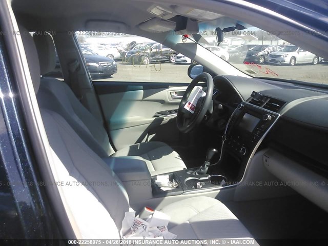 4T4BF1FK7FR502514 - 2015 TOYOTA CAMRY LE/XLE/SE/XSE Schwarz Foto 5