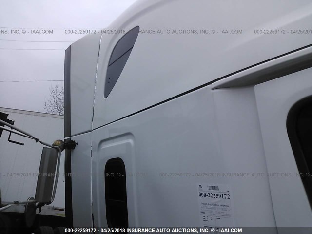 1FUJGLD57GLGY3939 - 2016 FREIGHTLINER CASCADIA 125  WHITE photo 7