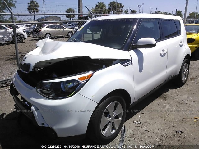 KNDJN2A26G7287444 - 2016 KIA SOUL WHITE photo 2