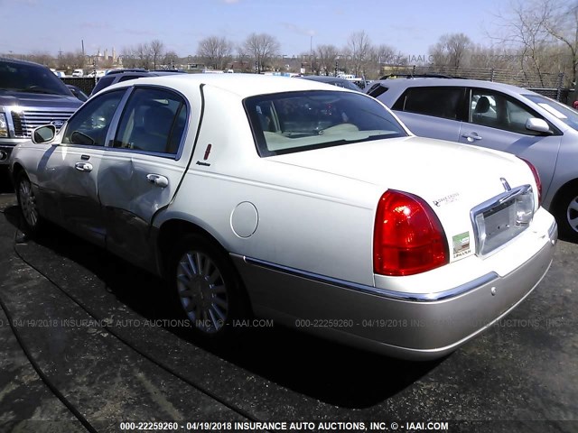 1LNHM82W23Y661036 - 2003 LINCOLN TOWN CAR SIGNATURE CREAM photo 3