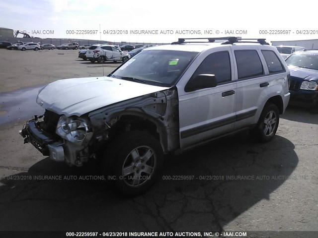 1J4HR48N05C713352 - 2005 JEEP GRAND CHEROKEE LAREDO/COLUMBIA/FREEDOM SILVER photo 2