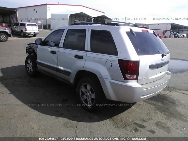 1J4HR48N05C713352 - 2005 JEEP GRAND CHEROKEE LAREDO/COLUMBIA/FREEDOM SILVER photo 3